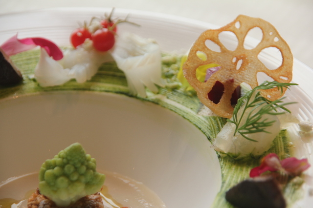 東京ディズニーシー・ホテルミラコスタ「オチェーアノ」“クリスマス・ウィッシュ”ランチコース 2015年 - 「真鯛とイカのマリネ カリフラワーのヴルーテ ハーブのヴィネグレット」