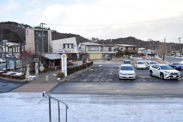 郡山駅から4つ目が磐梯熱海駅。駅前ロータリーには足湯が設置されている