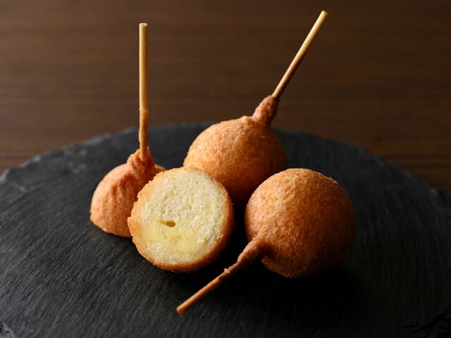 「​​​ミニチーズドッグ」＜期間：2026年6月18日〜＞【串揚げ食べ放題＆飲み放題の「串揚げ・串天ブッフェ くし葉 横浜ワールドポーターズ」に夏限定の新メニューが登場！お得な“食べ飲み放題コース”もWEB予約限定で受付中！】