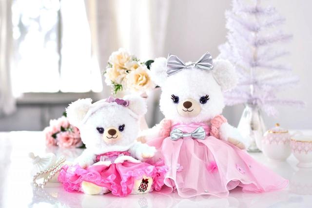 「ユニベアシティ ぬいぐるみ専用コスチューム」(S)ドレス ハートピンク／4,950円(左)、ドレス フラワーピンク／6,380円(右)
