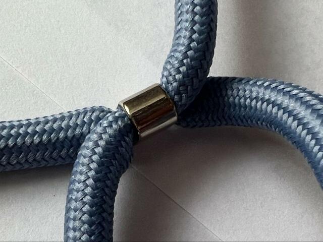 【ダイソー スマホショルダーストラップ ダスティブルー】金具でしっかり固定されているので勝手に長さが変わることもなかった