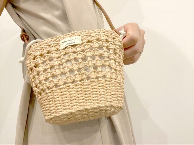 【ZARA ラフィアスタイル ミニクロスボディバッグ】全身を同系色でまとめても、カゴの素材感がコーデのアクセントになります