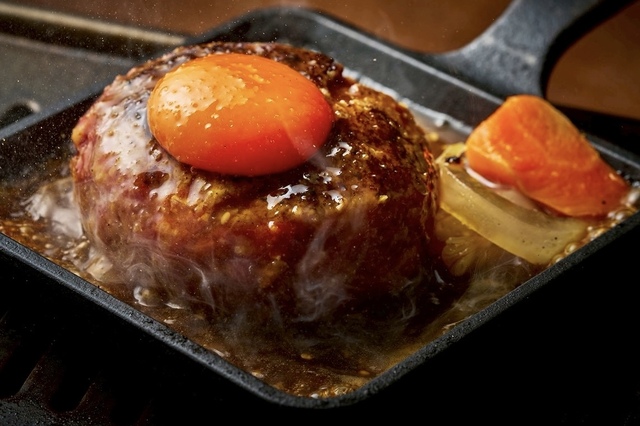 「トッピング こだわり卵（卵黄）」＜価格：3,480円（税込）＞【【平日数量限定】5000万回以上再生された大バズりの“こじま名物「黒毛和牛ハンバーグ」”が食べ放題で楽しめる！】
