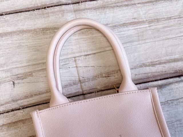 ハンドルは短め。ハンドバッグとして持てる長さです