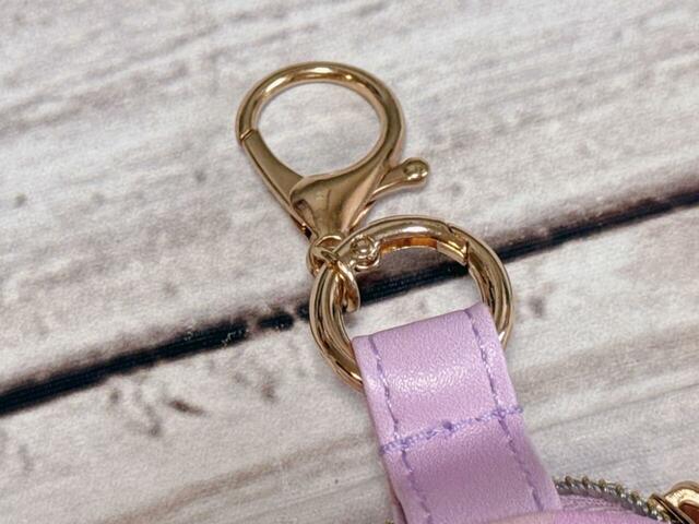 上部にはキーリングとキーホルダーの金具付き。バッグにチャームとしてつけられます