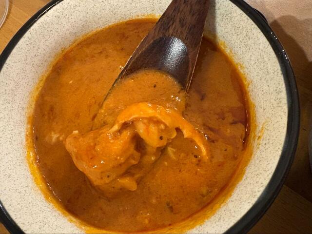 【コストコ AMARA インドバターチキンカリー】具材の鶏肉をアップで。しっかりとした大きさが分かります♪