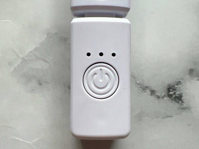 電源ボタン。1回押すと低、2回押すと中、3回押すと高、に温度設定が可能