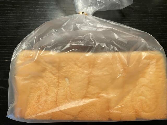 【銀座に志かわ 水にこだわる高級食パン】保存袋にもこだわりが!焼きたてパンの蒸気がこもらないようになっている