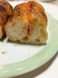 【セブン-イレブン お店で焼いた明太フランス 】表面は固めで、中の生地はもちもちとした食感を楽しめます