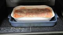 【サイゼリヤ 冷凍ミラノ風ドリア】紙トレーごと耐熱皿に乗せてレンジへ