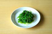 【コストコ　茎わかめサラダ　1kg　1488円】しっかり味が付いているため、そのまま食べてもOK