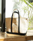 【L.L.Bean×Saturdays NYC】「Boat & Tote Large(ボート・アンド・トート ラージ)」(17,600円)/1944年の誕生以来、米国メイン州の自社工場にて職人の手作業で縫い上げられているL.L.Beanの絶対的定番トートバッグをベースにしたコラボモデル