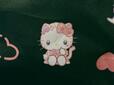 ピンクのリボンやハートがかわいいカチューシャ、ワンピースを身につけたキティちゃん。かわいすぎる〜！