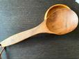 【カインズホーム アカシア食器サラダスプーン 25cm】価格は税込248円。大きい木製スプーンです