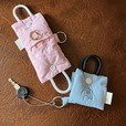 トート型のふわふわチャーム。キャリーケースの鍵やアクセサリーなど、こまごまとしたものをかわいく収納