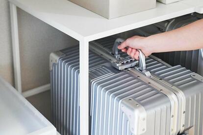 伸縮キャリーケース上ラック　ホワイト② Amazon｜山崎実業(Yamazaki) 伸縮 キャリーケース上ラック ホワイト 約