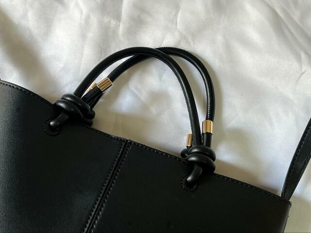 【coca トートバッグ レディース 2way】カラーはブラックとライトベージュの2色展開。上品な色味です