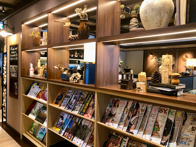 【むさしの森珈琲】店内には雑誌や絵本があり、ゆっくり流れる時間と一緒に楽しむことができます