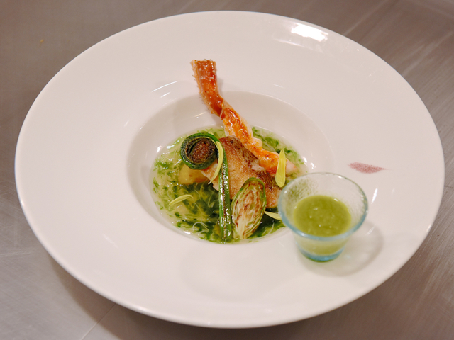 真鯛のソテー 焼きタラバガニ添え