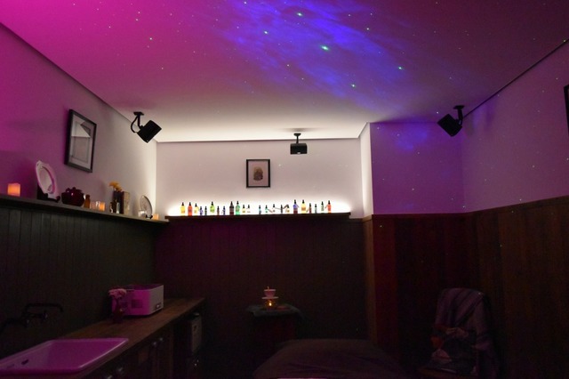 天井には宇宙のような景色が広がる