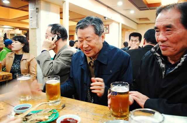 【ソウル乙支路3街】かつてのノガリ横丁はおじさんとおばさんの客が多かった。旧「満船ＨＯＦ」で2010年に撮影