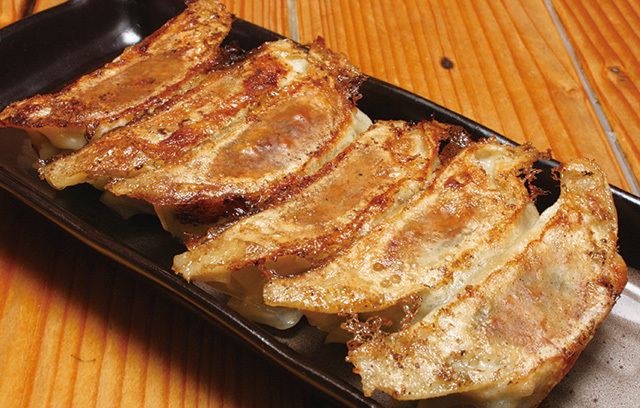 餃子道 長住道場（岐阜／岐阜）　「究極の黄金餃子 6個」378円 「美濃ヘルシーポーク」の豚ミンチを使用。肉と野菜を黄金比率で調合した、“究極”の味わいがここに！