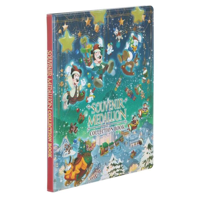 スーベニアメダルブック メダル付 2,200円|東京ディズニーリゾート「ディズニー・クリスマス」スペシャルグッズ|販売店舗:東京ディズニーランド「ディズニー&カンパニー」、東京ディズニーシー「ガッレーリア・ディズニー」|発売日:2026年11月10日(火)