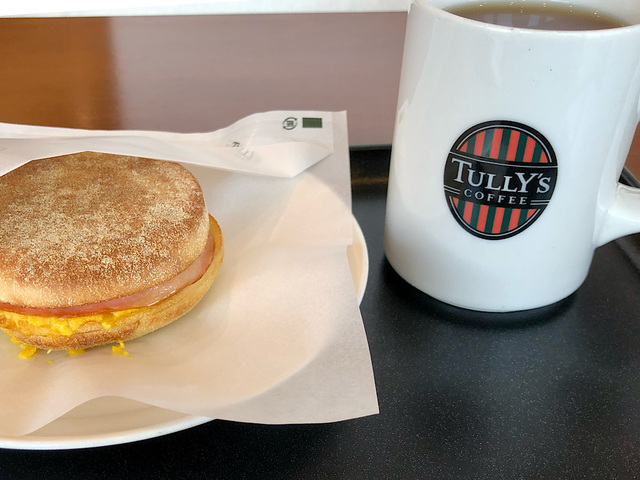 【タリーズコーヒー　イングリッシュマフィンハムエッグセット】卵とハム、バターの味わいが美味しそうなホットサンドイッチ