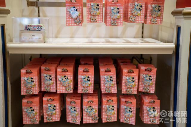 ディズニー・ビークル・コレクション〈トミカ〉¥1,500、ピンバッジ¥1,100