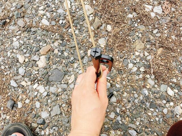 【ワークマン 電動ドライバー対応スクリューペグ 25cm】左手で押さえながら回すのではなく、左手を添えずに回しましょう