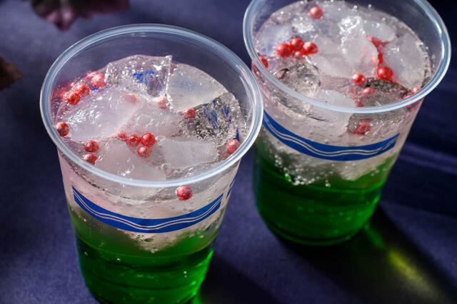 スパークリングゼリーカクテル（マスカットリキュール＆アップル） 780円｜東京ディズニーシー「ドックサイドダイナー」｜東京ディズニーリゾート「ディズニー・ハロウィーン」スペシャルメニュー