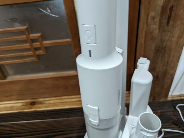 【アイリスオーヤマ ハンディクリーナーマルチツールセット】充電中は本体の赤ランプが点灯。充電が完了すると消灯します