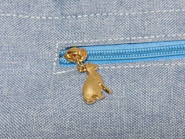 【カルディ　ネコバッグ】背面のファスナーポケットの引き手までネコ！かわいいチャーム付きです♪