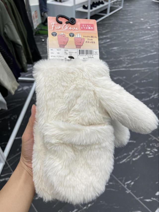 【ワークマン／フェイクファーミトン】指先側を二つ折りにしてボタンで留めると、指を出して着用することが可能