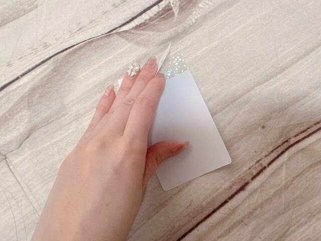 【ちいかわ キラだッッ ホログラムカードメーカー】ホログラムシートの穴の部分を剥がします