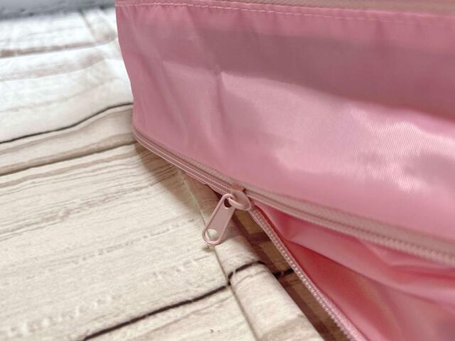 背面側のファスナーを閉じていきます