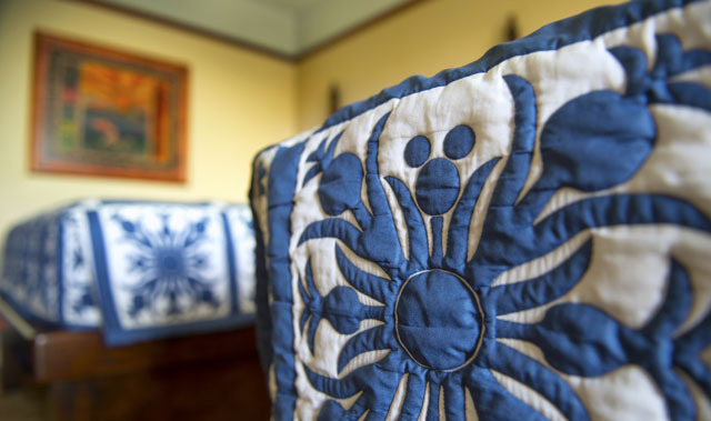 ハワイアンキルトのベッドカバーが素敵