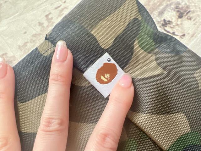 フロント上部にはAPE HEADのタグ付き