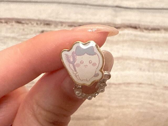 ピアスはゴールド。全体的に淡いパステルカラーで描かれており、柔らかい印象♪