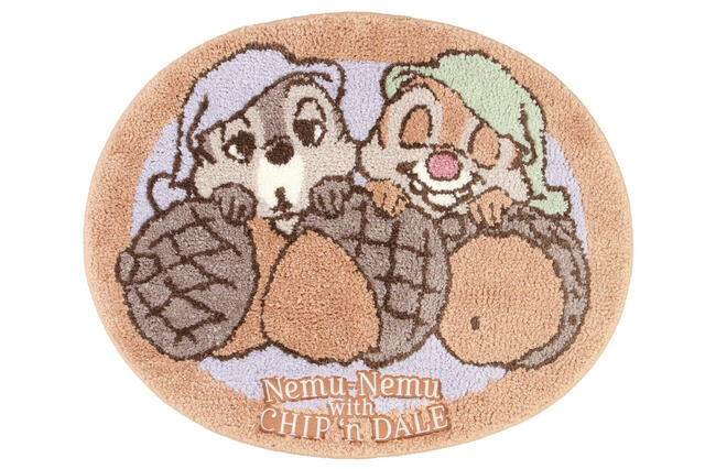 マット 4,200円｜東京ディズニーリゾート「すやすや寝ているチップとデールがデザインされたグッズ」｜販売店舗：東京ディズニーランド「ホームストア」、東京ディズニーシー「エンポーリオ」｜発売日：2024年11月21日（木）