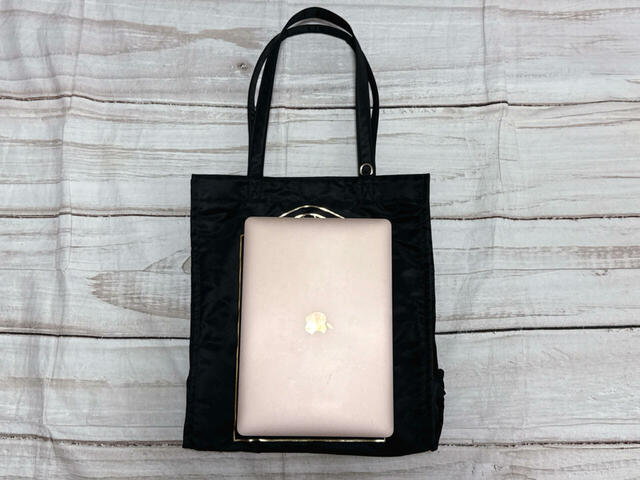 13インチのMacBook Airがラクラク収納できる大きさ！