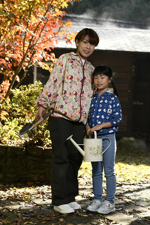 HELLO KITTY MONKUWA「ヤッケパーカー」大人用5,390円（税込）、子ども用4,290円（税込）