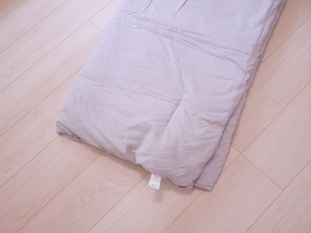 【ベルメゾン　省スペースで収納できる来客用布団セット(6点)】セットの掛け布団。軽やかな素材が良い感じ！