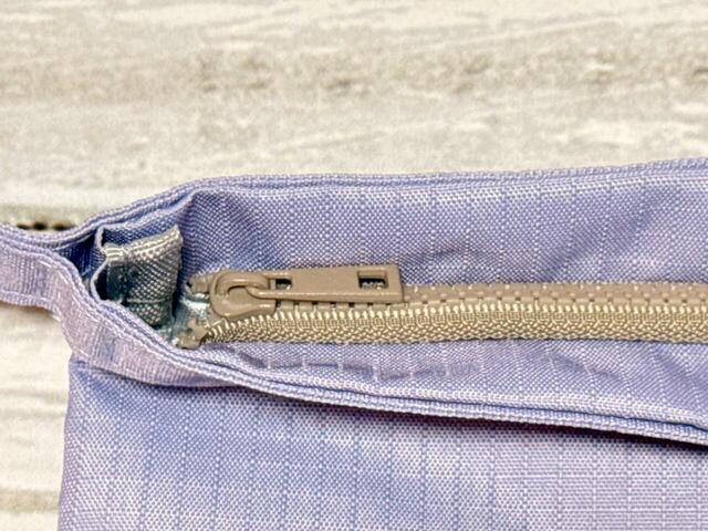 【カルディ 春を感じるコーヒー＆ランチバッグ】開口部はファスナー仕様で、ファスナーもベージュで統一されています