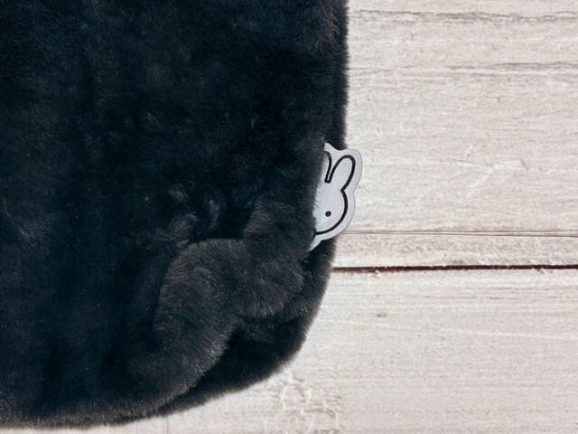 右下部に注目。ひょっこりお顔をのぞかせているのはミッフィー！