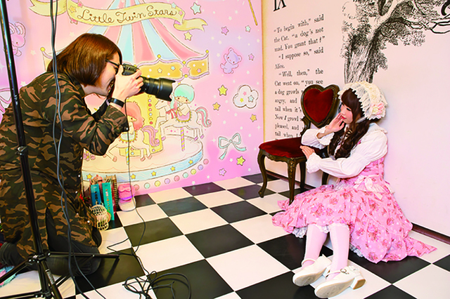 ロリィタ体験のプロセス4：撮影／プロのカメラマンさんによる撮影。