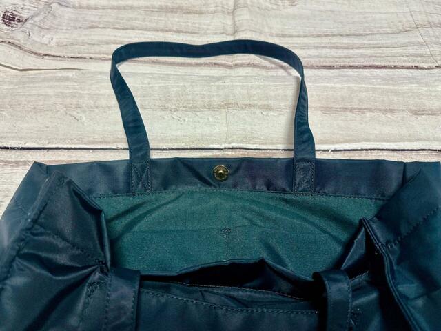 内側のフロント側には2つの仕切りポケット付き