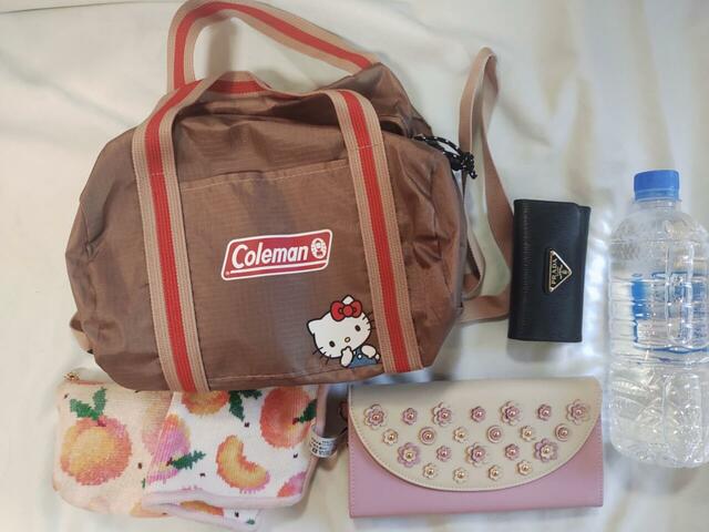 長財布、キーケース、ポーチペットボトルもラクラク入る【Coleman×ハローキティのボストン型ポシェット】