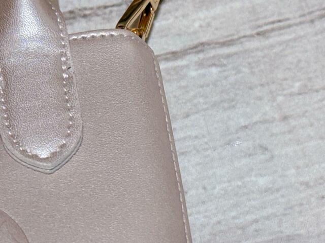 素材は高級感のある合成皮革。桜を思わせる淡いメタリックピンクカラーです