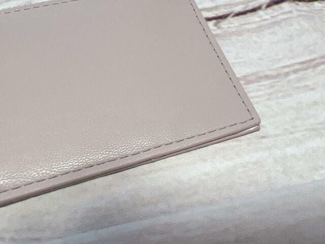 素材はリッチな合成皮革。スマホショルダーと同じベージュをチョイス♪